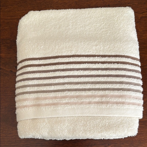 NWT Beige Striped Bath Towels! - Picture 4 of 16
